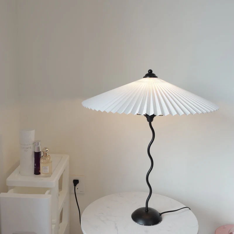 CurveWave | Design-Tischlampe mit LED-Wellenform