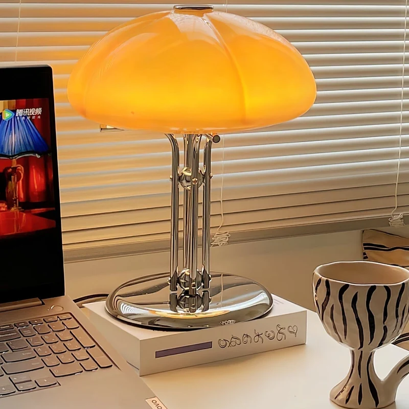 AmberDome | Tischlampe im Bauhaus-Stil