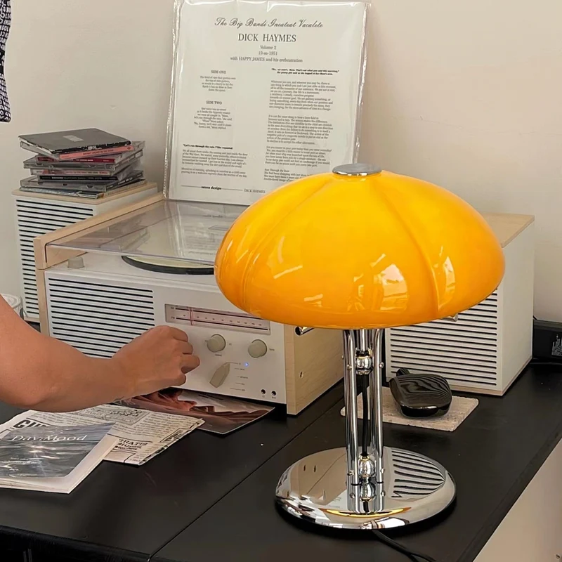 AmberDome | Tischlampe im Bauhaus-Stil