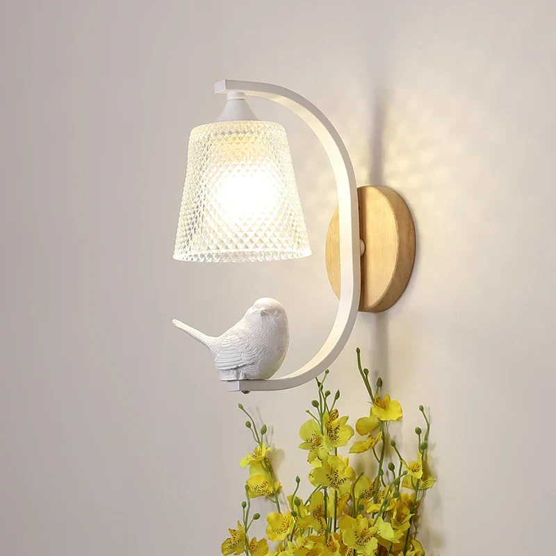 Finkara | Wandleuchte mit Vogeldesign aus Holz und Glas