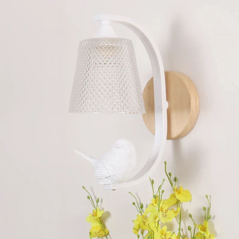 Finkara | Wandleuchte mit Vogeldesign aus Holz und Glas