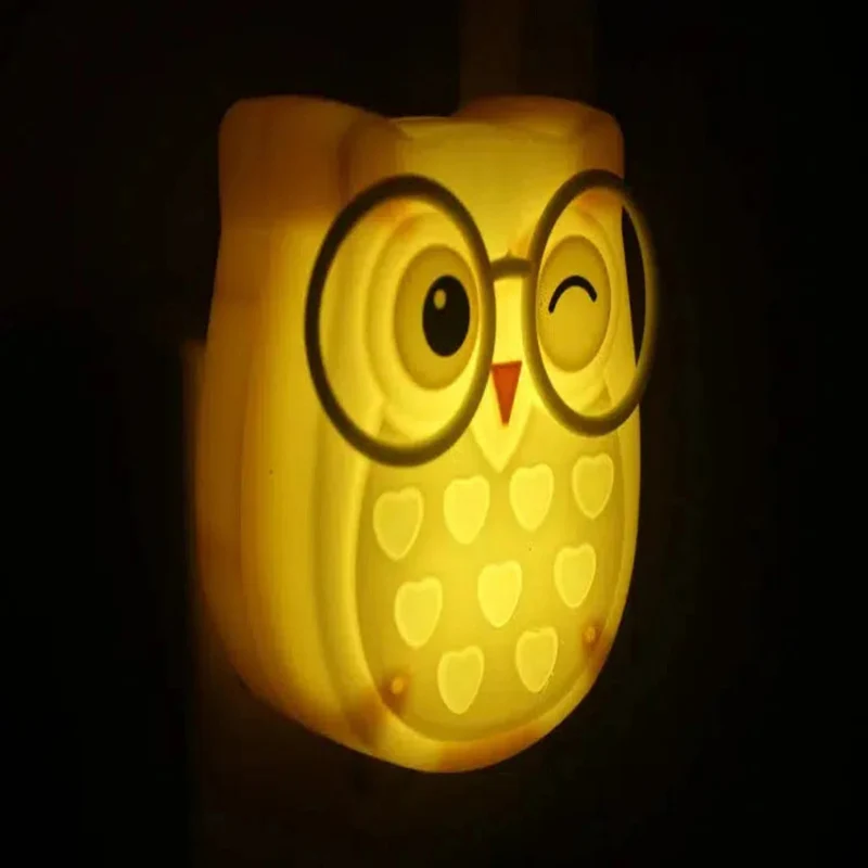 Niedliche Eulen-Nachtlampe mit Lichtsensor: LED-Steckdose für Kinderzimmer