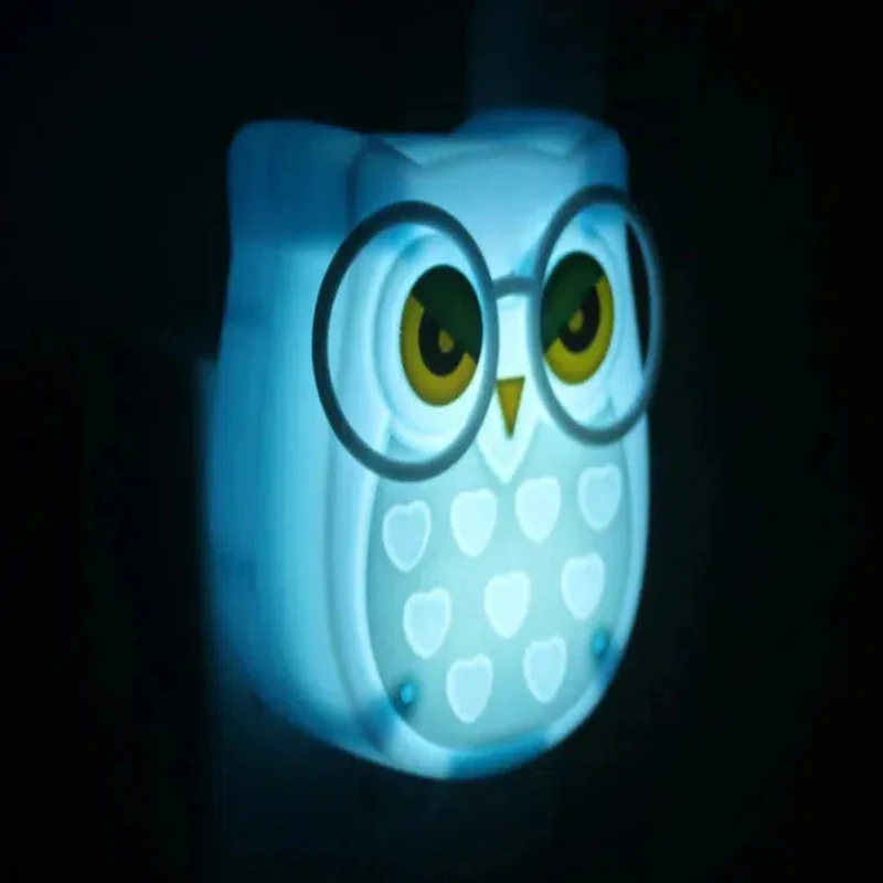 Niedliche Eulen-Nachtlampe mit Lichtsensor: LED-Steckdose für Kinderzimmer