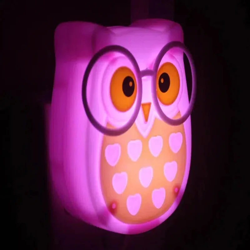 Niedliche Eulen-Nachtlampe mit Lichtsensor: LED-Steckdose für Kinderzimmer