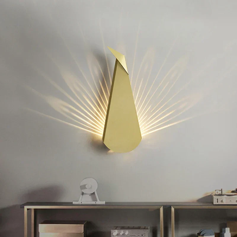 PavoGlow | Elegante LED-Wandleuchte im Pfau-Design