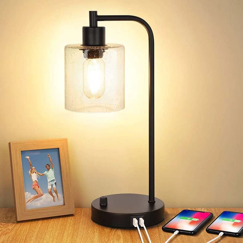 UrbanForge | Industrielle Tischleuchte mit USB-Anschluss