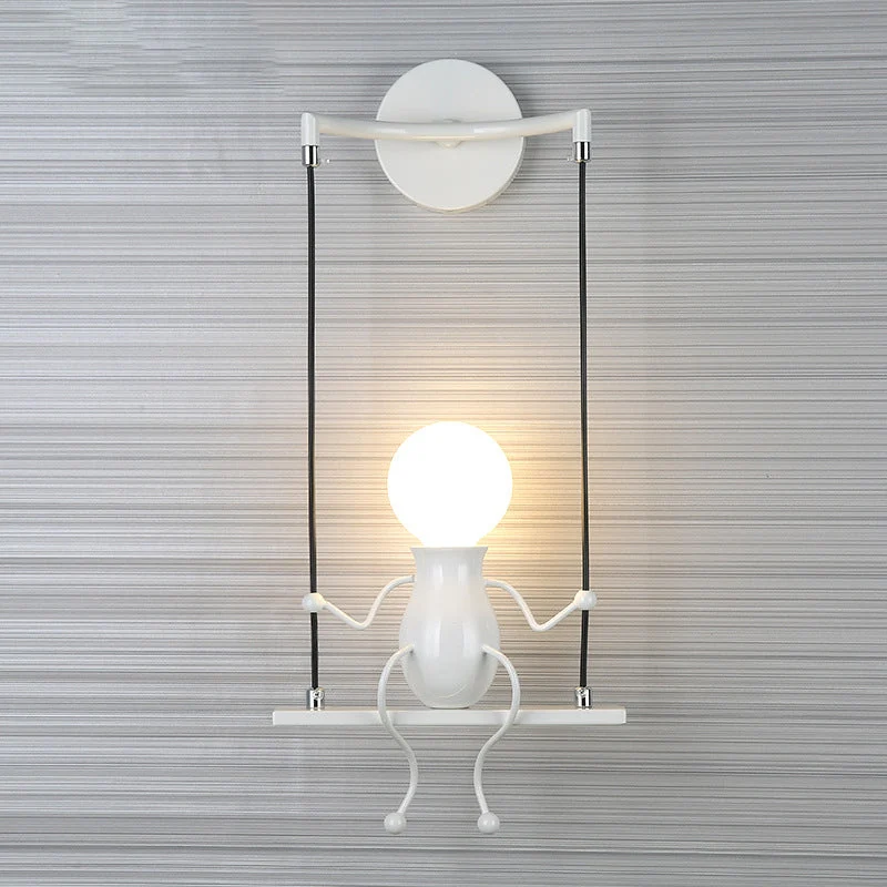 SwingMuse | Wandleuchte mit schaukelnder Figur