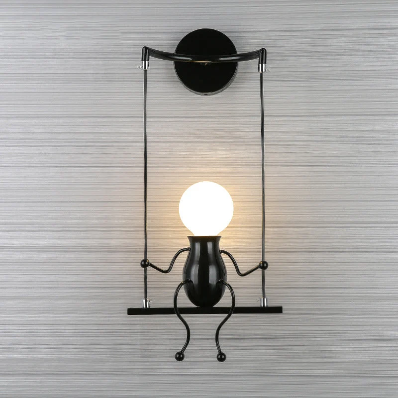 SwingMuse | Wandleuchte mit schaukelnder Figur