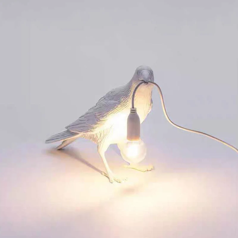 AvianLuxe | Kunstvolle Vogel-Tischlampe aus Harz