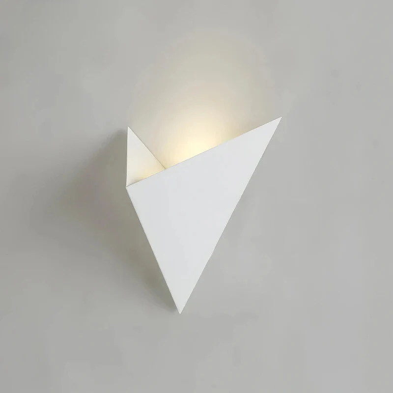 TriGlow | Minimalistische LED-Wandleuchte im Dreieck-Design