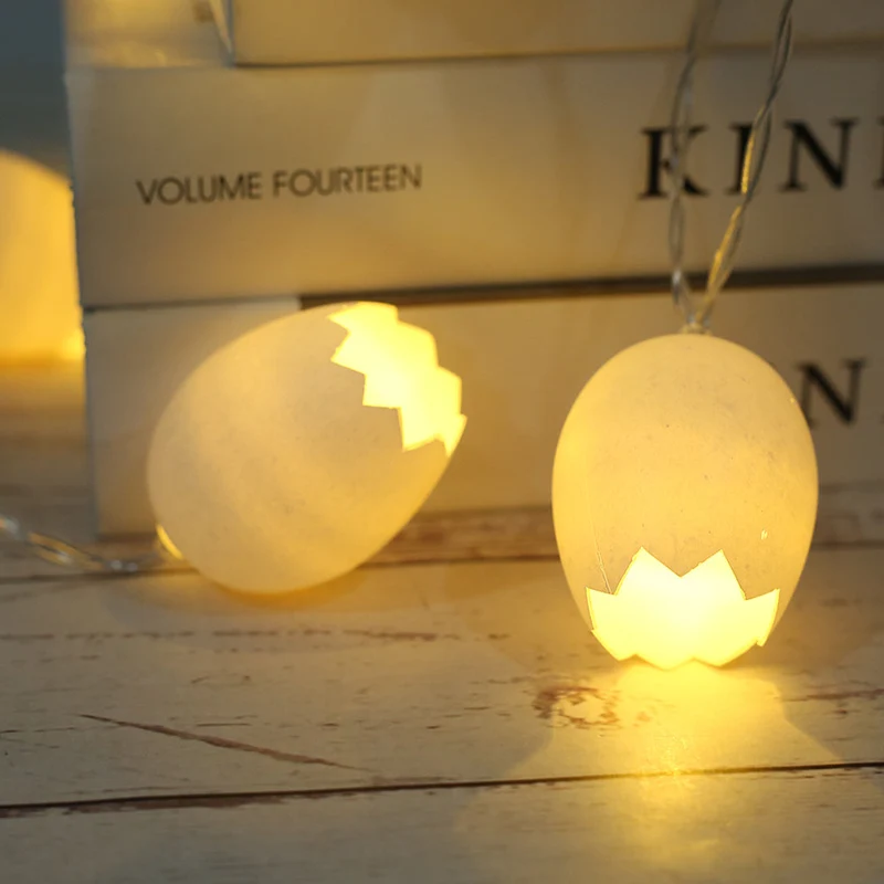 Lichterkette mit leuchtenden Eierschalen