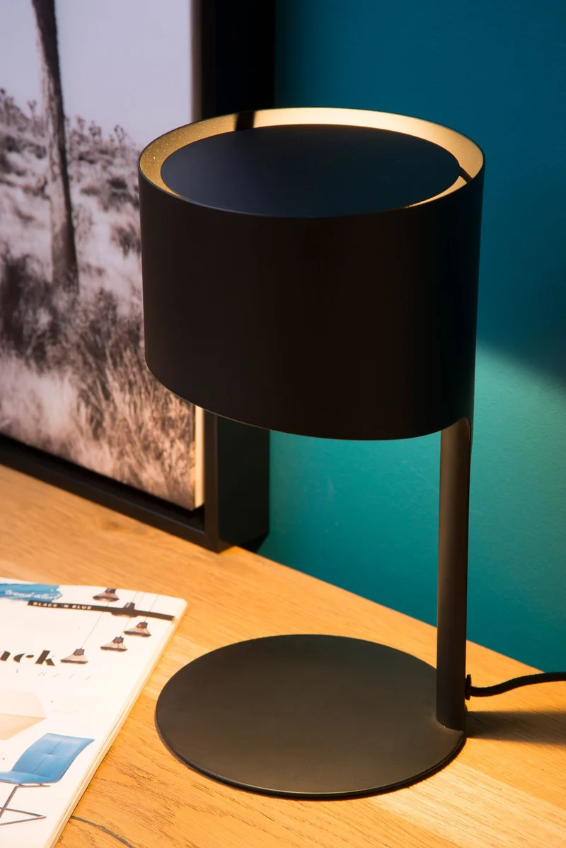 Tischlampe Knulle mit asymmetrisch geformtem Sockel