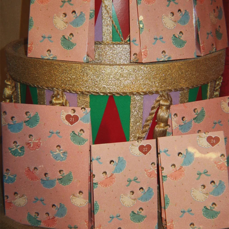 Adventskalender mit 24 Päckchen in Rosa