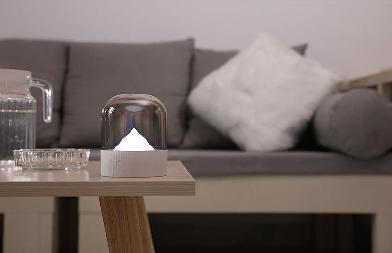 Nachttischlampe im Berg und Schnee Design