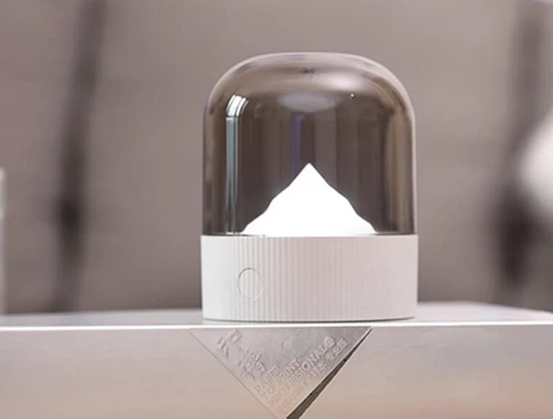 Nachttischlampe im Berg und Schnee Design