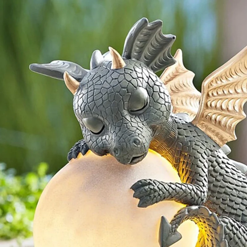 Deko Drache mit Leuchtkugel aus Harz