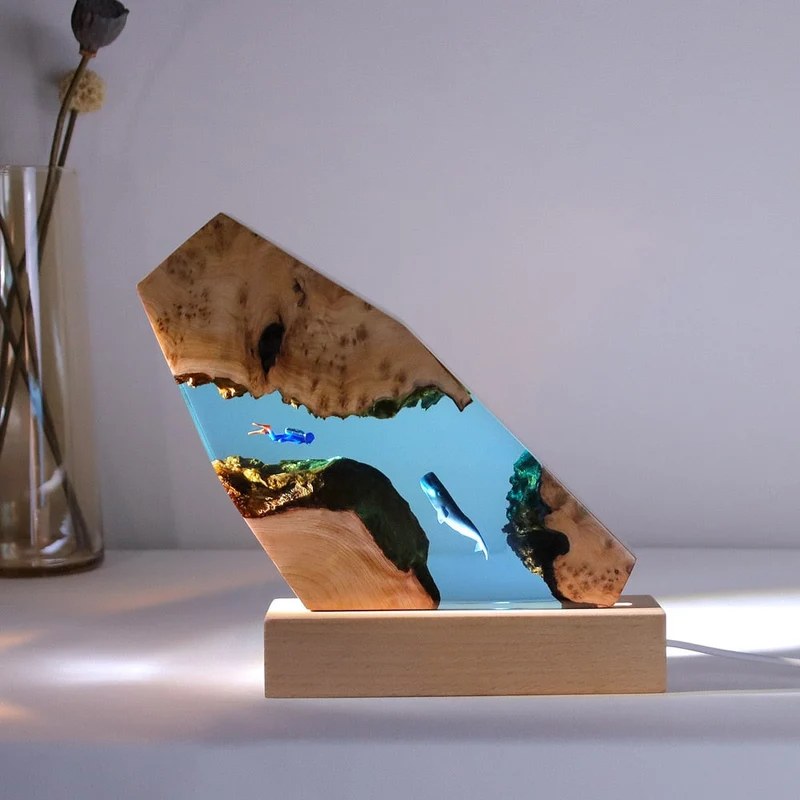 Dekorative Holz Lampe mit Wal Diorama