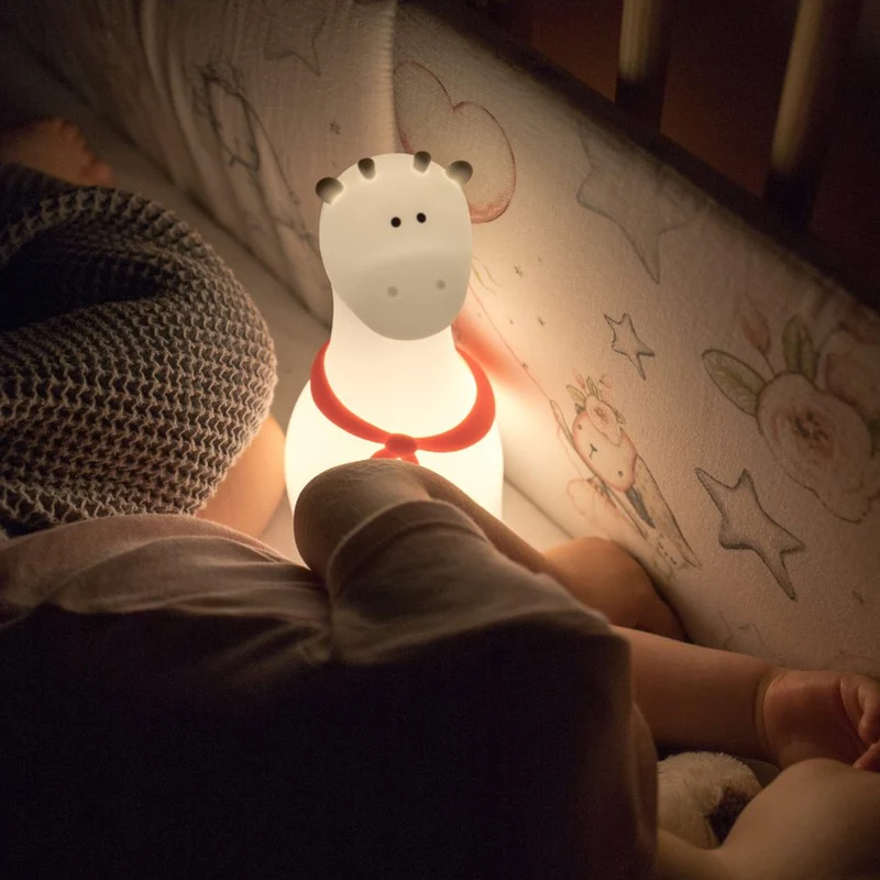 Nachtlicht Giraffe aus Silikon in Weiß & mit 3 Schals, leuchtet in 7 Farben