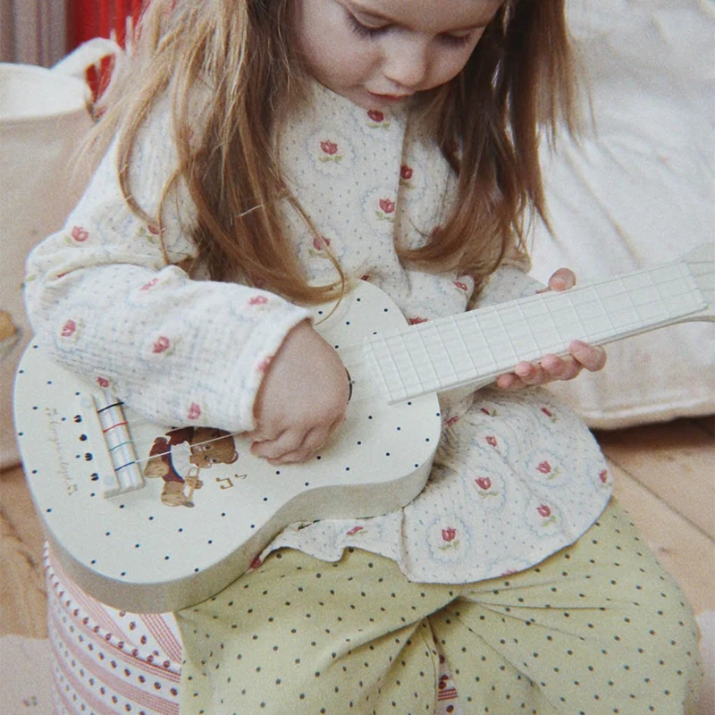 Ukulele mit Teddy Bear