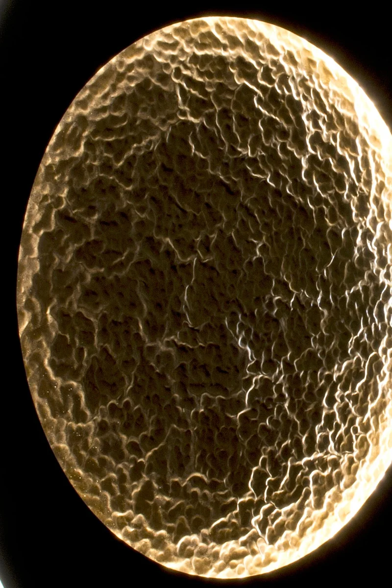 LED-Wandlampe Luna Gigante Xl dimmbar gehämmert mit Scheibe
