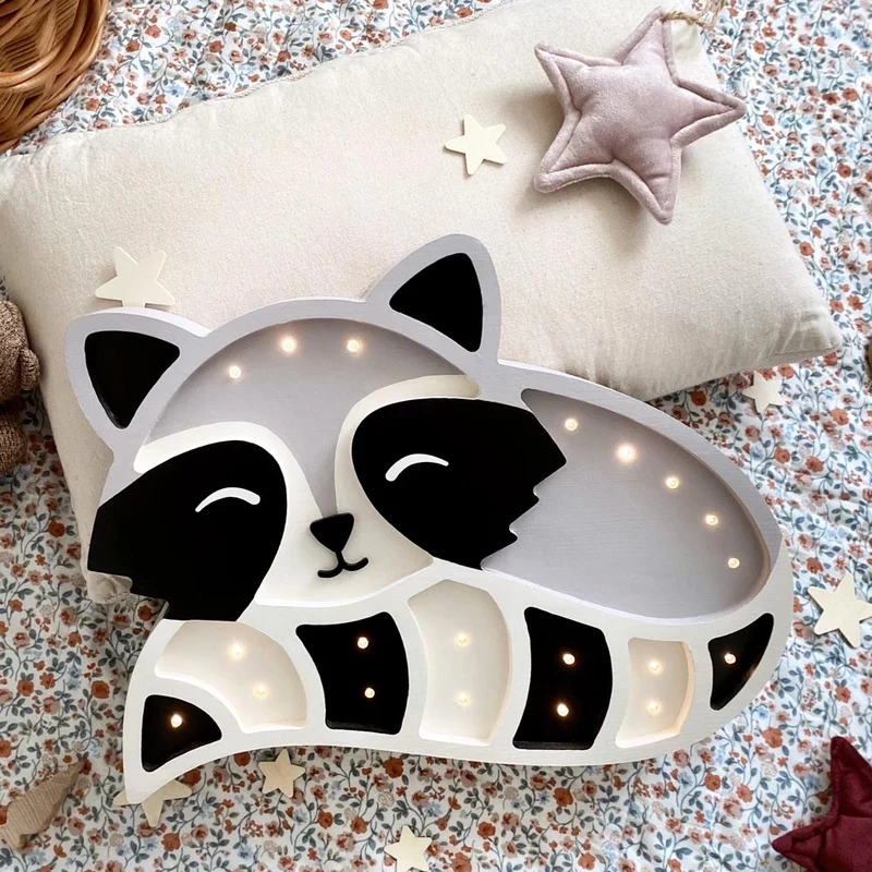 Handgemachte LED Holzlampe Waschbär, 29 x 37 cm