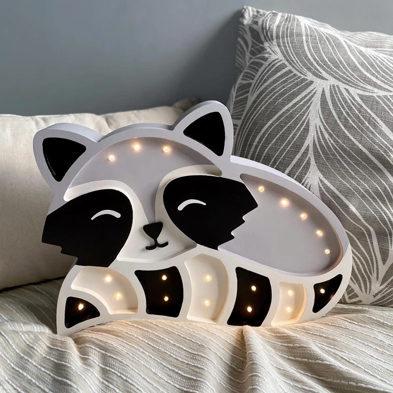 Handgemachte LED Holzlampe Waschbär, 29 x 37 cm
