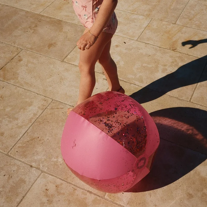 Transparenter pinker Badeball