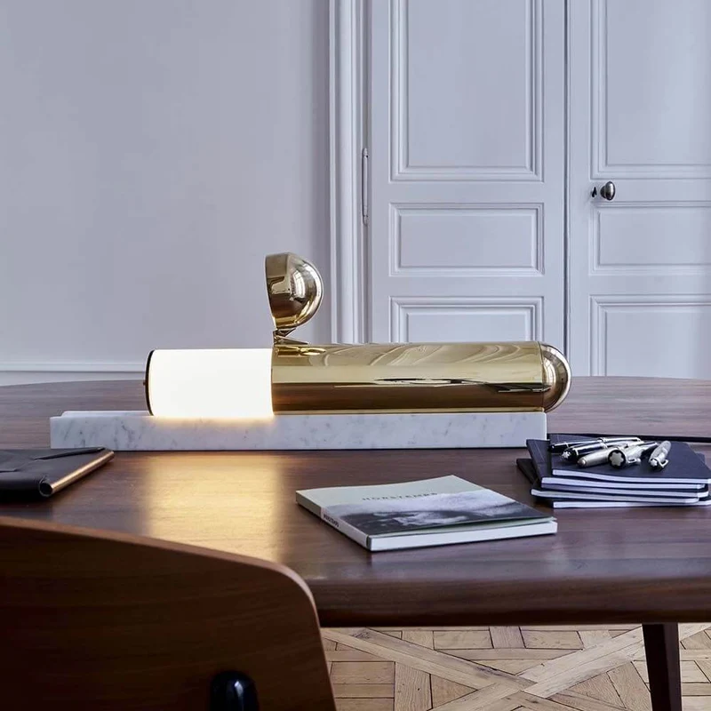 DCWéditions ISP LED Marmor Tischleuchte Messing-Lackiert
