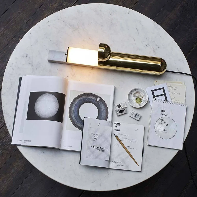 DCWéditions ISP LED Tischleuchte Marmor Messing