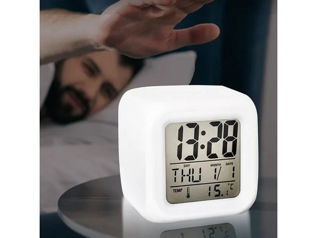 Retoo Digitaler LED Wecker mit 7-Farben-Lichtwechsel – LCD Alarmuhr mit Thermometer, Kalender, Datum & Schlummerfunktion