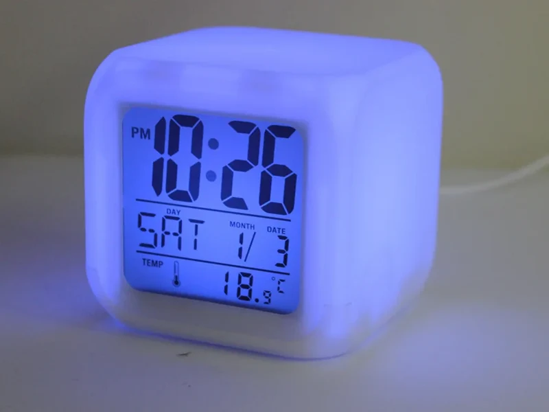 Retoo Digitaler LED Wecker mit 7-Farben-Lichtwechsel – LCD Alarmuhr mit Thermometer, Kalender, Datum & Schlummerfunktion