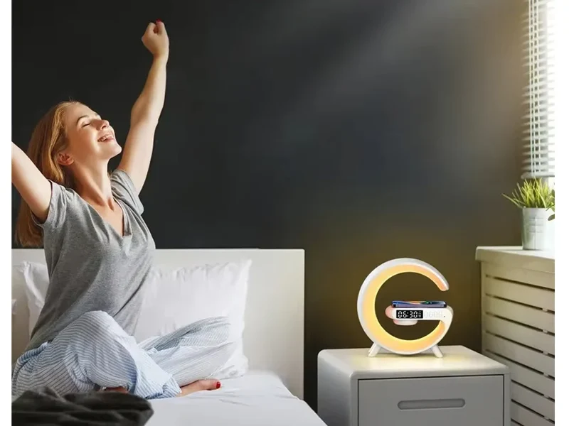 RGB LED Gaming Lampe mit Wecker, Lautsprecher, induktiver Ladefläche und Radio – USB